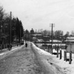 Białowieża, Widok ulicy prowadzącej od dworca do parku pałacowego, 1938. Zdjęcie ze zbiorów NAC